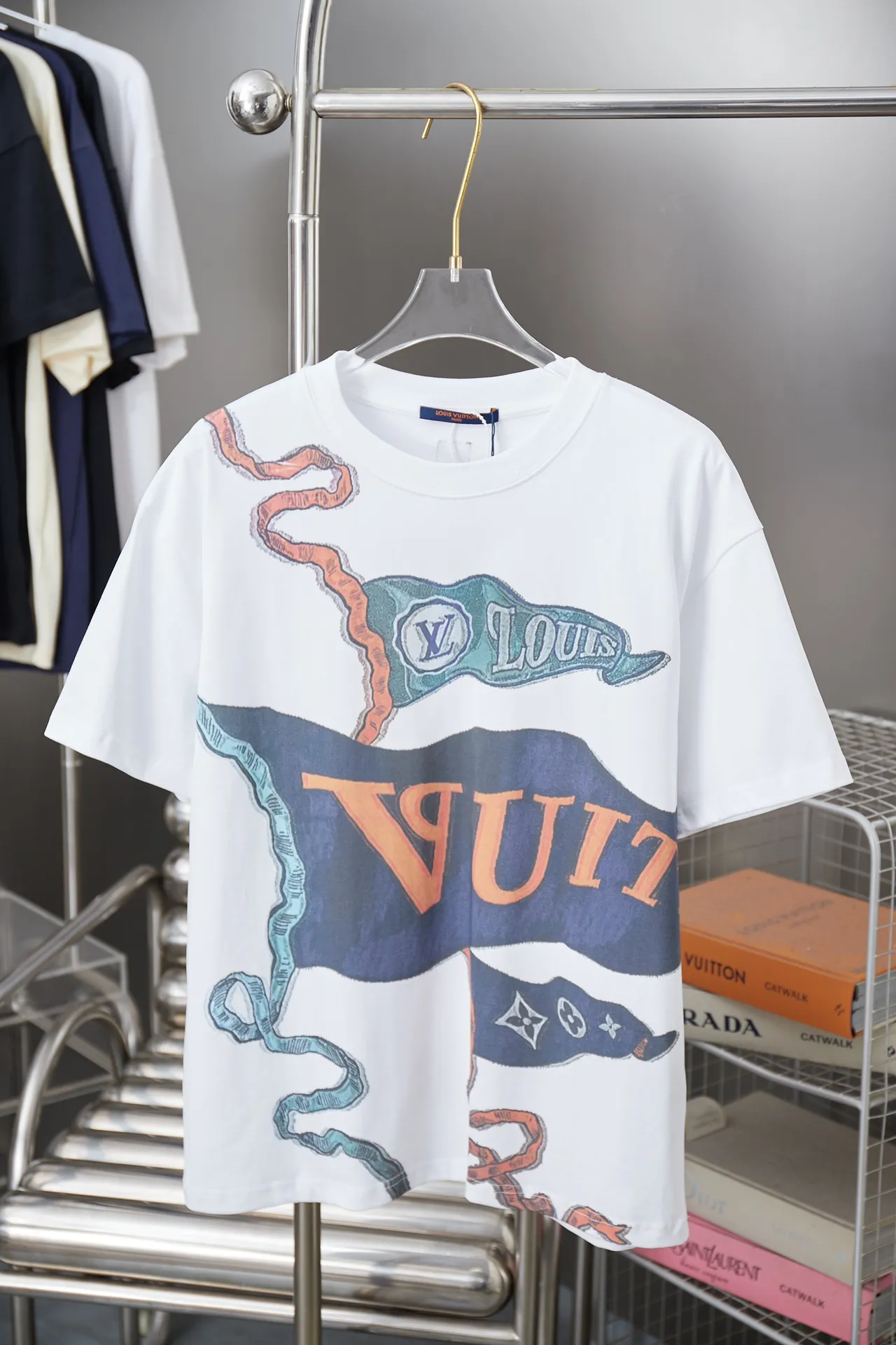 🅿️190 1V 25SS early spring new model Digital LV flag🚩Short sleeves Light luxury Essential item for daily commuting for men and women Correct version Welcome to compare Detailed features · 320g 100% pure cotton double yarn jersey fabric · Custom dyed in the same cylinder, special thickened 32 pieces double-strand 1X1 thread · Digital positioning flag 🚩LV letter printing · Double needle stitching across seams · Original main mark, washed tag, brand moisture-proof paper packaging Color: White Size: S/M/L/XL